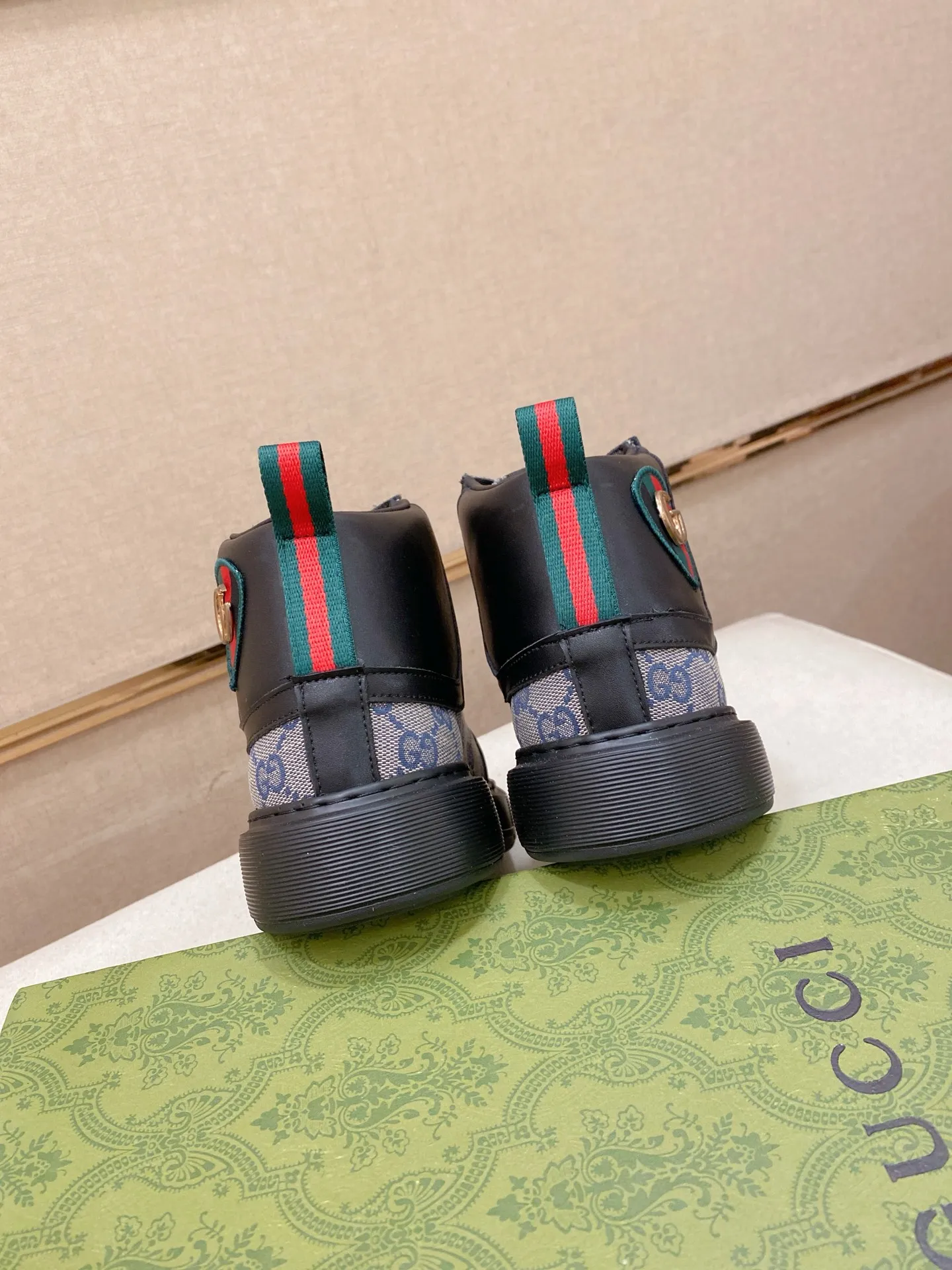 Factory price: 442💰 (GUCCI) The latest model from the official website🎁🎁Casual and fashionable men's shoes👟, hot style💥The style is simple and elegant, exclusive for trendy men. Unique official website's latest brand elements👑original Gucci decoration, fashionable and generous, the fabric is original cowhide ✅sheepskin lining, the official website specifies wear-resistant casual outsole, the classic model is taken in kind at the counter🎬38-44 (can be customized for 45 non-refundable)